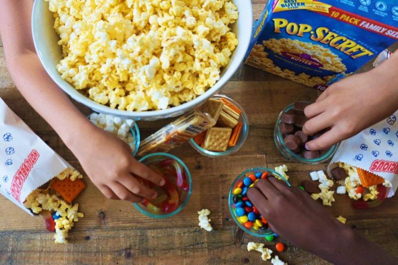 Make your next movie night a hit with this DIY Popcorn Station. Kids love making their own bag of popcorn. The sweet and salty popcorn mix is always a winner. #ad @PopSecret @Walmart @LanceSnacks #Pop4Captain #Pmedia