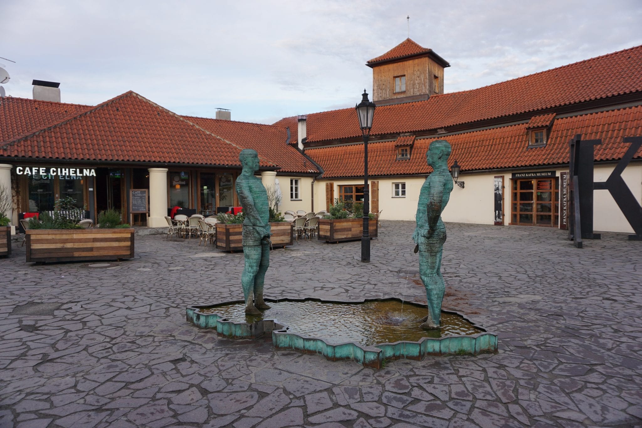 Peeing_Statue_Prague_Proudy